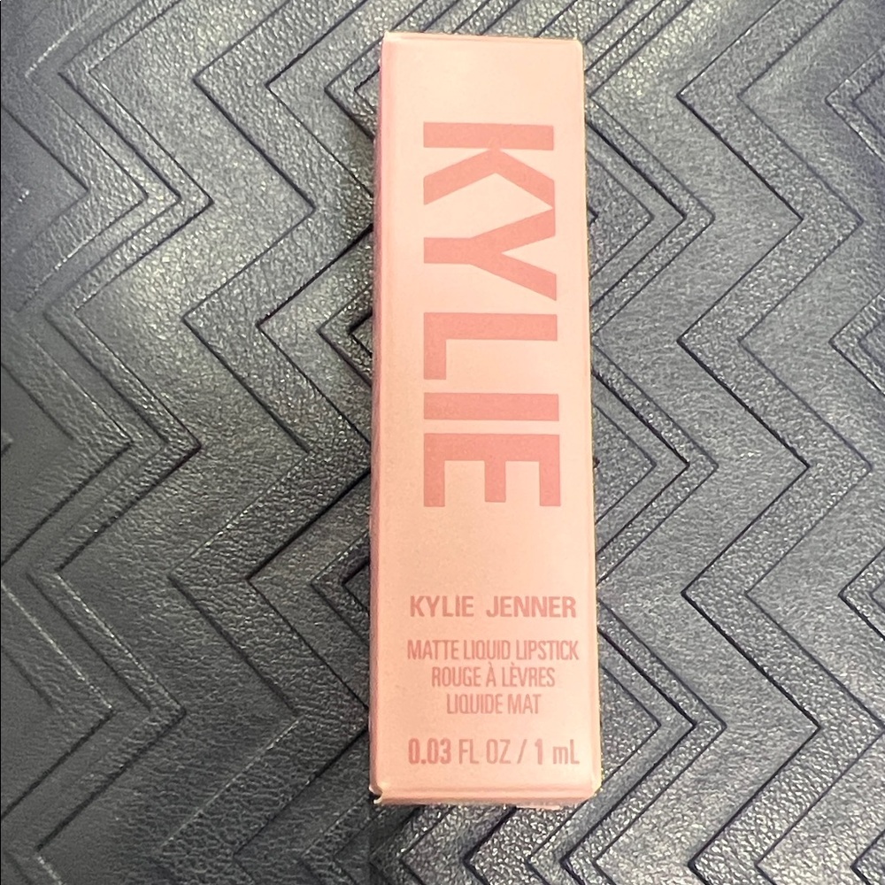 Kylie Jenner Matte Liquid Lipstick - red